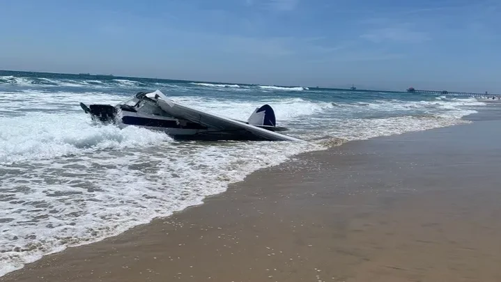 В США разбился самолет Piper Cub на пляже в Калифорнии. Момент авиакрушения попал на видео 