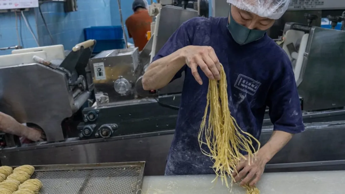 Долголетия лапша: Гонконгская фабрика лапши Aberdeen Yau Kee, основанная в 1950-х годах, занята производством лапши в преддверии Весеннего фестиваля (Лунный Новый год). Длинная лапша является символом долголетия в китайской культуре, что делает ее популярным блюдом во время фестивалей и особых случаев. Фото: Ноэми Кассанелли/CNN
