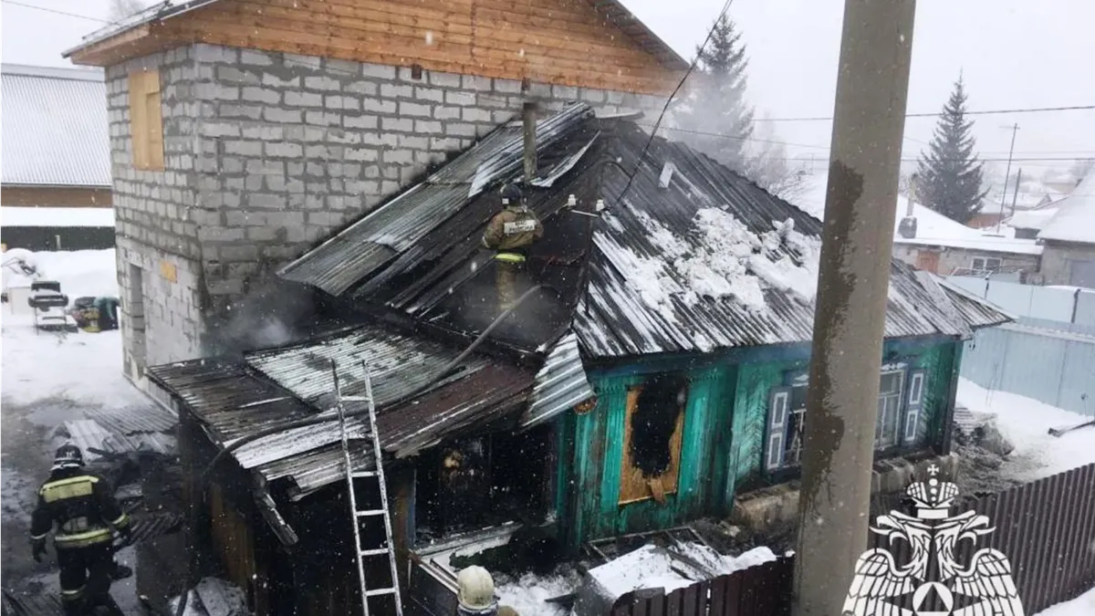 Из-за пожара в Бердске семья из 4 человек оказалась без крова. Фото: МЧС России