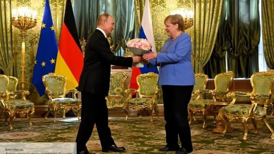 В Китае пояснили смысл жеста Путина с букетом для Меркель