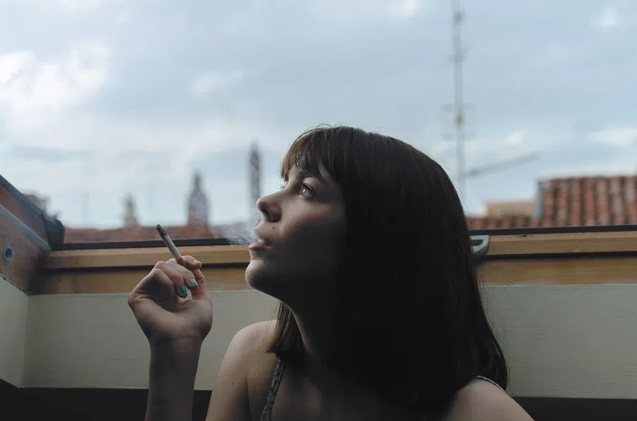 50% курильщиков скрывают свою привычку от близких из-за стыда: новое исследование