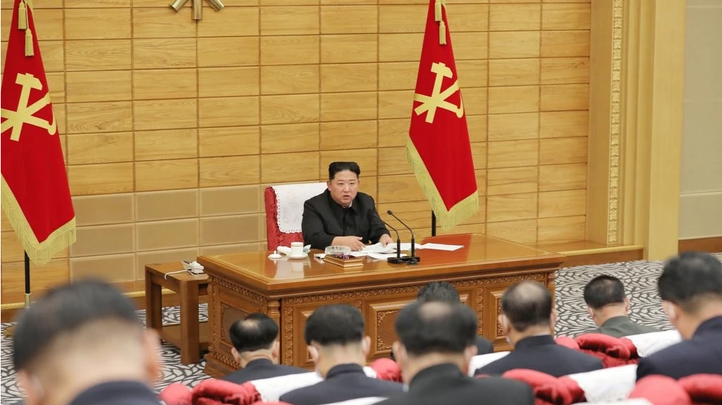 Вспышку ковида лидер Ким Чен Ын назвал самым «большим потрясением» в истории КНДР. Симптомы «неизвестной» лихорадки у 500 тысяч корейцев - в борьбе с эпидемией поможет единство партии и народа 