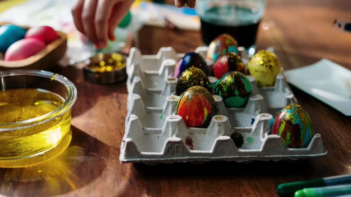 На стол в Пасху ставят крашеные яйца. Фото: www.pexels.com