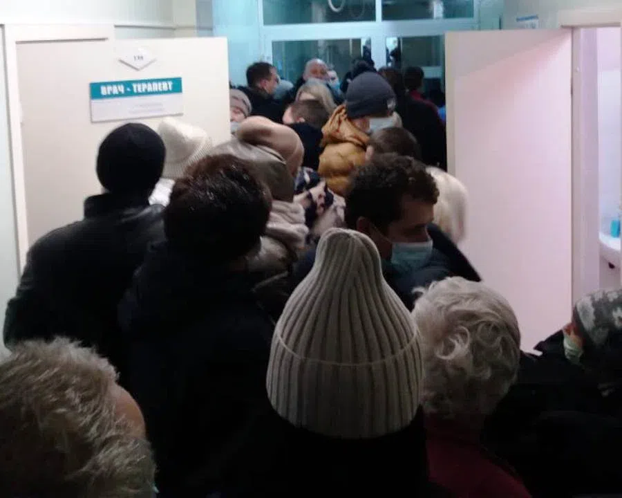 В Бердске толпы людей в «красных зонах» поликлиник часами ждут приема даже на улице: «Живем в условиях военного времени»
