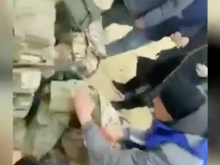В казахстанском Актау участники массовых протестов избили и поставили на колени силовиков