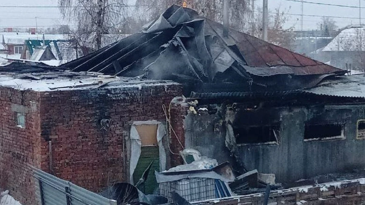 В Бердске семья из восьми человек осталась без крыши над головой из-за пожара – самому юному «погорельцу» всего два года