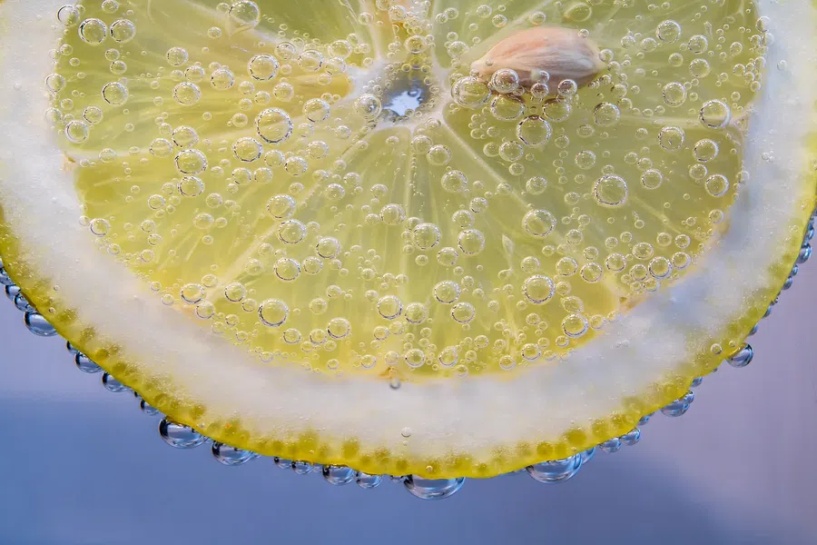 Как помогает вода с лимоном организму, рассказал врач