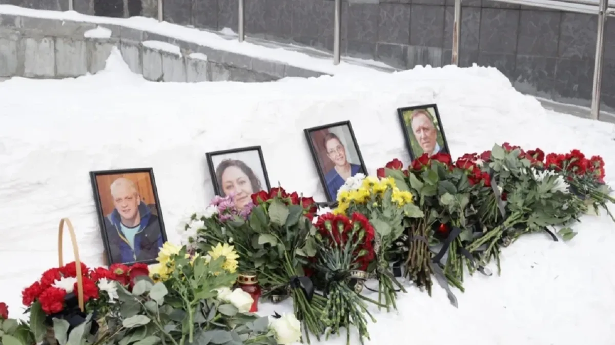«До последнего вздоха пытались спасти пациентку»: Знакомые врачей, погибших в ДТП в Томской области, возложили цветы на их могилы и рассказали о своих коллегах