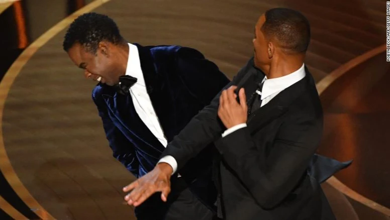 Уилл Смит и Крис Рок на сцене церемонии «Оскар». Фото: CNN