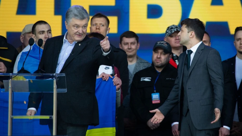 Экс-президент Украины Петр Порошенко «помахал всем ручкой» и с третьей попытки покинул свою страну