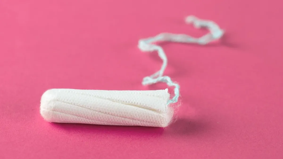 Опасно ли использовать тампоны: как их правильно вводить во время менструации – можно ли потерять девственность?  