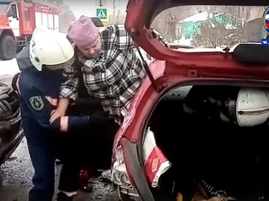 В Новосибирске спасатели вытащили из покореженной в ДТП с грузовиками Honda Fit двух женщин и ребенка