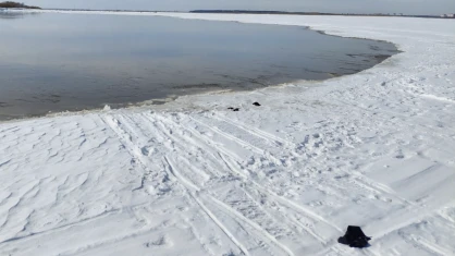 СК показал место на реке Обь, где под лед ушли три снегохода с людьми. Фото: СК РФ по  по ХМАО-Югре 