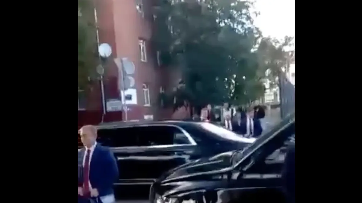 «Губернатор вас не обижает?»: В Калининграде Путин остановил кортеж, чтобы пообщаться с жителями