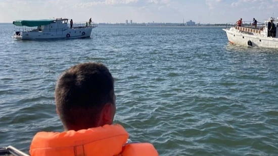 В Новосибирской области двое взрослых и ребенок застряли на катере посреди Обского моря 
