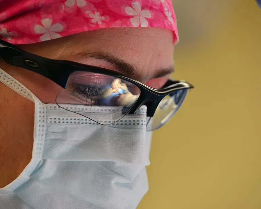 Какая маска надежнее защищает от коронавируса Дельта: тканевая или хирургическая - выводы новейшего исследования