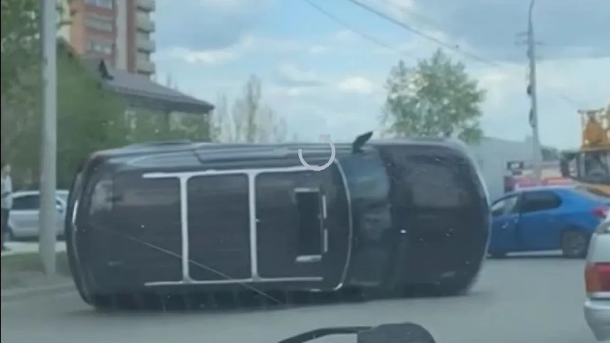 В Новосибирске Infiniti отбросило на бок после столкновением с Renault Logan – на место прибыла «Скорая»