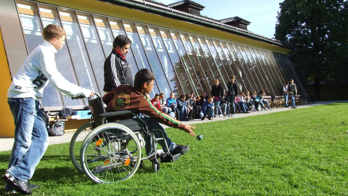В Госдуму внесли законопроект, который предлагает давать отсрочку от мобилизации родителям детей с инвалидностью