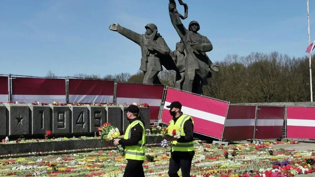 Парламент Латвии разрешил снос памятника Освободителям Риги. Фото: с телеграмм-канала SHOT