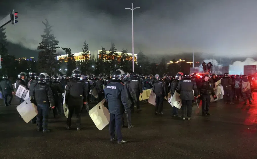 Россиянка пережила ад во время массовых протестов в Казахстане: митингующие переворачивали автобусы и кидались камнями, а «заложники» слушали новости по радио