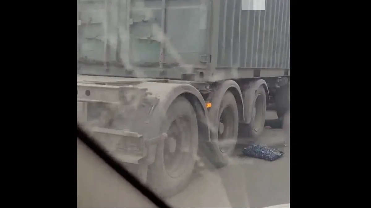 В Новосибирске контейнеровоз раздавил женщину