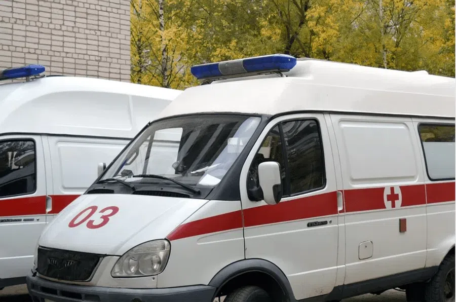 «Хоть ложись и помирай»: В Бердске к 30-летнему пациенту с коронавирусом с низкой сатурацией две недели не может приехать скорая помощь, заявила мать