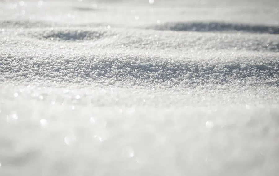 В Новосибирске снежная глыба упала с пятого этажа на мать с ребенком