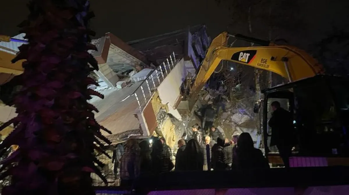 В Турции в результате мощного землетрясения погибли и пострадали сотни человек. Многоэтажные дома разрушились - видео