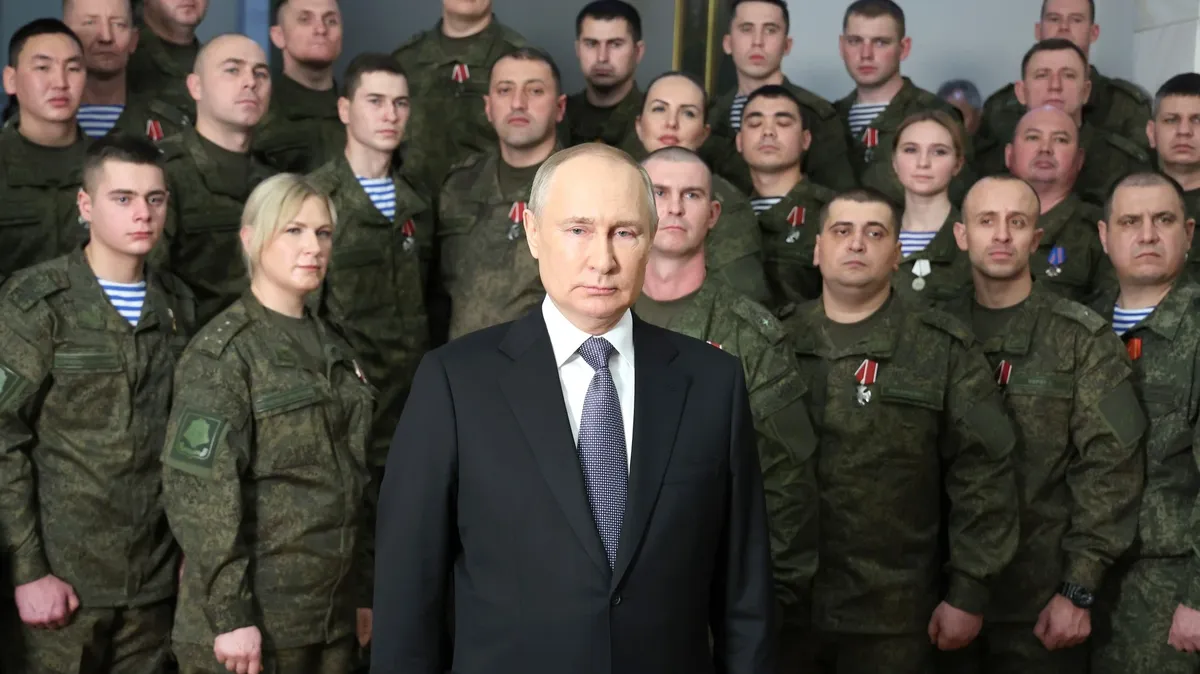 Почему на фото с Путиным одна и та же девушка: кто стоял за спиной Путина во время новогоднего обращения к россиянам – ФСО, военные или рыбаки 