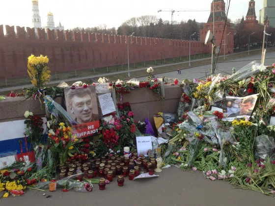С 27 февраля 2015 года на месте убийства Бориса Немцова всегда лежат цветы