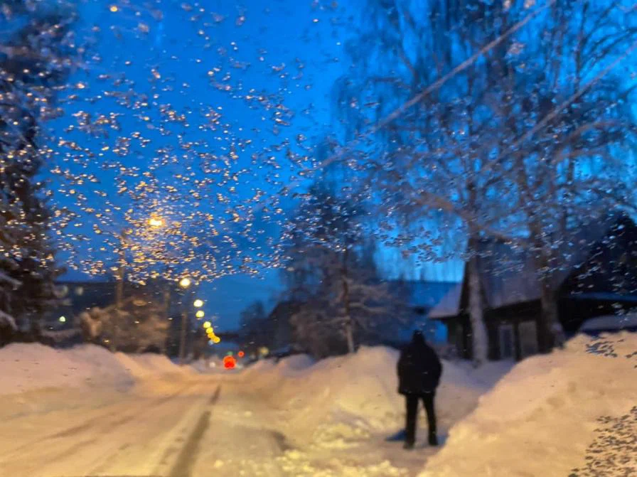 Голый житель Новосибирска почистил снег у частного дома 1 января и попал на видео