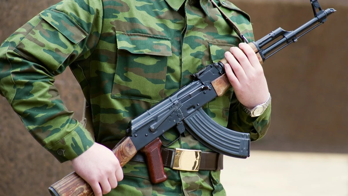В СМИ заявили, что вооруженный автоматом и гранатами солдат сбежал из воинской части в Москве