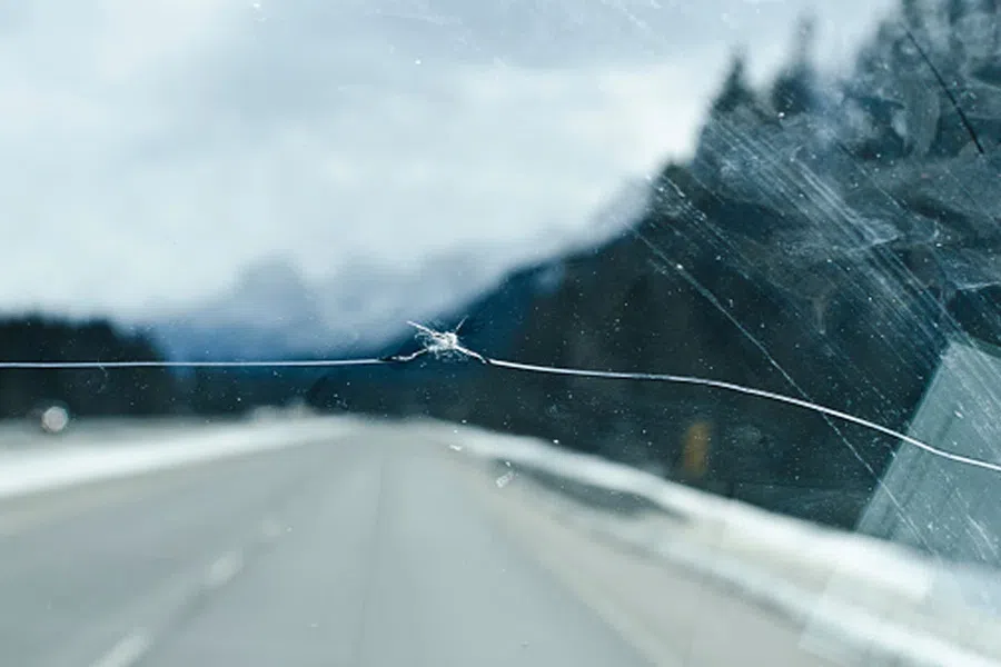 Как при прогреве автомобиля зимой не лопнуть лобовое стекло? Самая распространённая ошибка