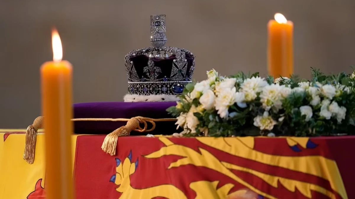 Гроб королевы Елизаветы II выставили в Вестминстерском дворце. Ее Величество будет тут лежать до даты похорон - 19 сентября. Британцы стоят по 30 часов в очереди, чтобы попрощаться