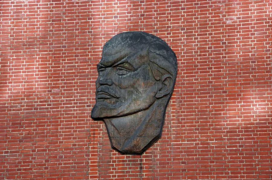 Песков опроверг информацию об изъятии тела Ленина из Мавзолея и его захоронении