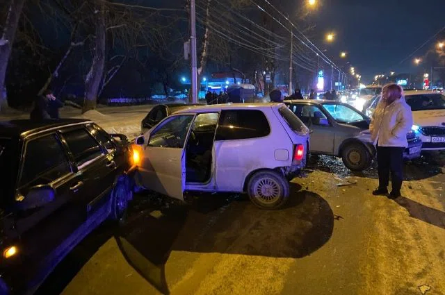 Во время погони пьяный водитель Hyundai устроил ДТП с шестью автомобилями в Новосибирске под Новый год
