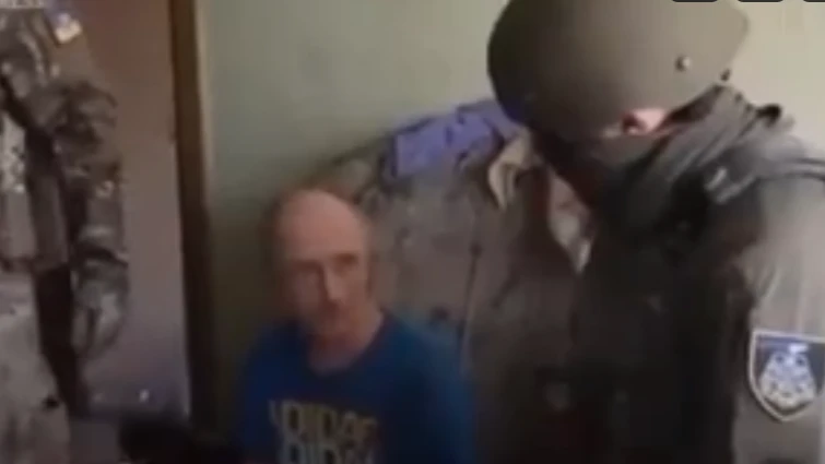 Группа украинских силовиков с ружьем в руках ворвалась в квартиру пенсионеров в Харькове. Они поставили в интернете «лайк» в поддержку Путина. Видео с момента задержания