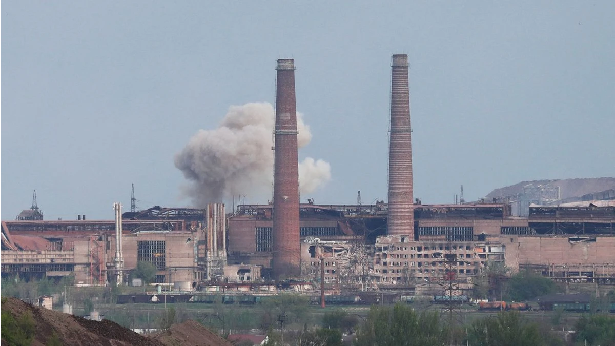 Дым поднимается над заводом металлургического комбината «Азовсталь» во время украинско-российского конфликта в  Мариуполе 5 мая 2022 года. Фото: REUTERS/Alexander Ermochenko/File Photo