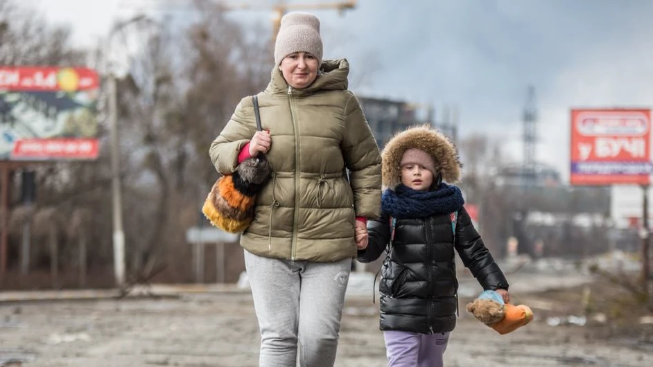 Мама с дочкой покидают Бучу в Киевской области. Фото: А.Ратуш/ПРООН