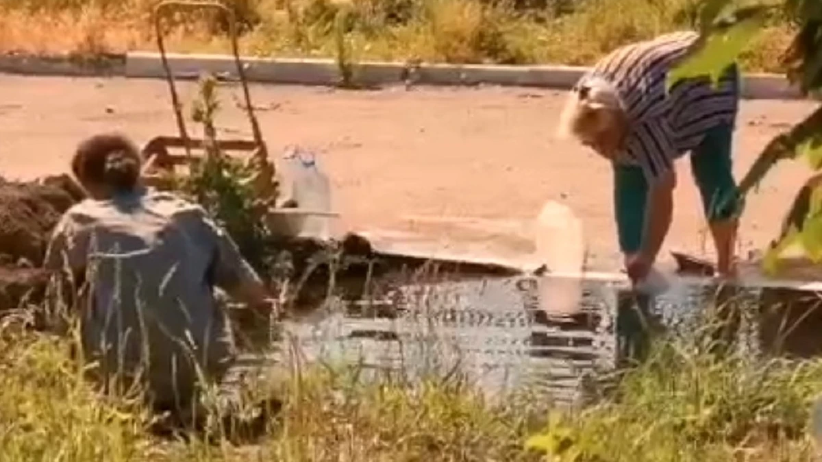 Украинские СМИ: жители Мариуполя вынуждены набирать воду из лужи – видео