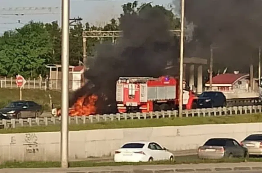 Hyundai Avante полностью выгорел на Бердском шоссе. Смотрите видео