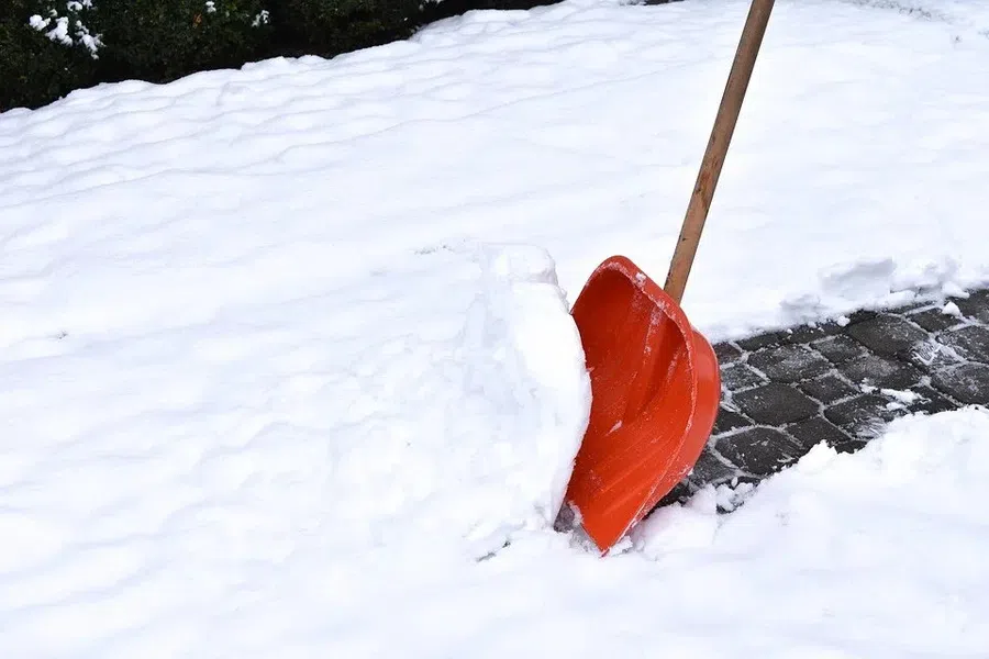 4 совета, чтобы сохранить свою жизнь при чистке снега лопатой: возрастает риск сердечного приступа
