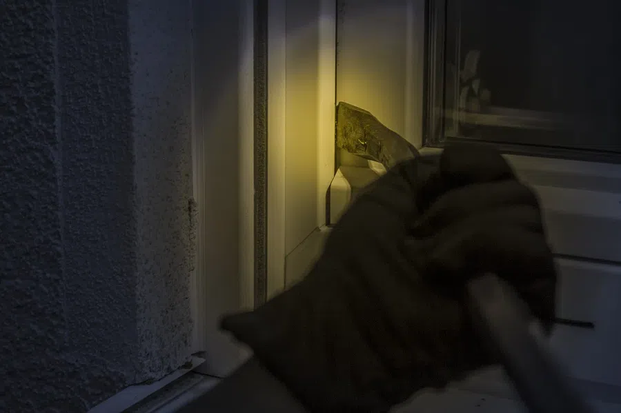 В Бердске местный житель пойдет под суд за кражу 1400 рублей у соседки: Он вскрыл ее квартиру дубликатом ключа