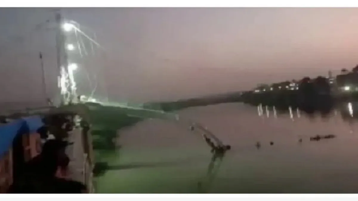 В Индии обрушился 100-летний подвесной мост – более 60 человек погибли. Видео
