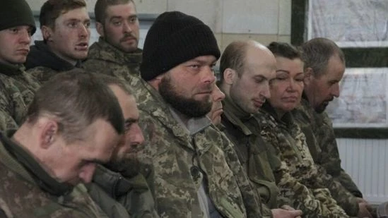 В Мариуполе российские военные позволили украинским боевикам выйти с «Азовстали» и открыли им гуманитарный коридор