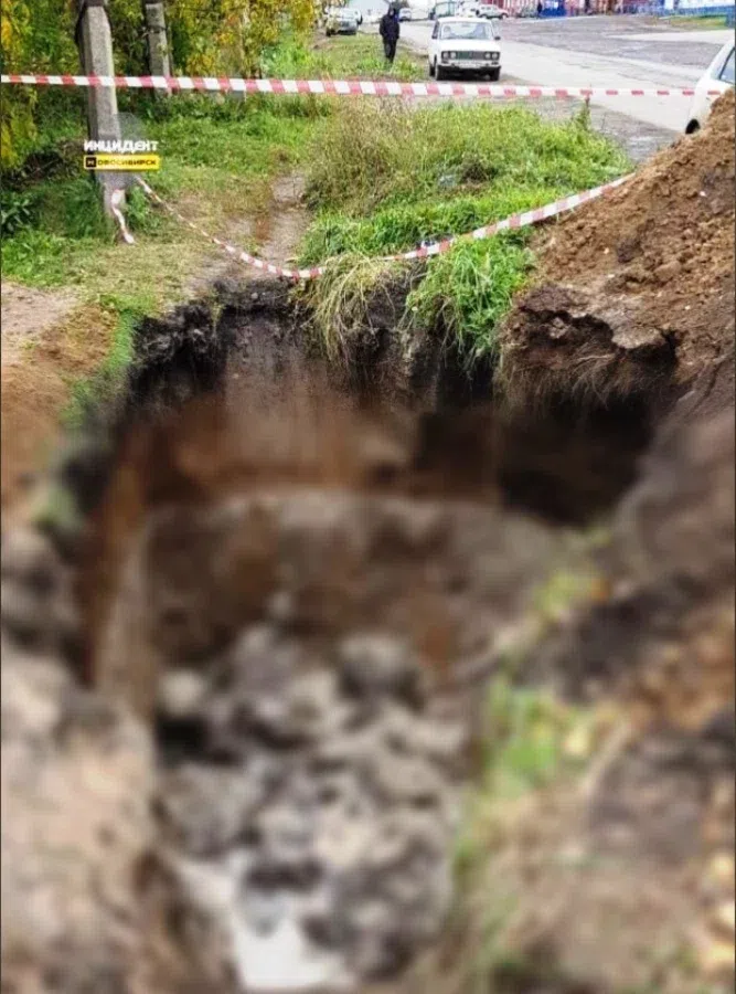 Шокирующая смерть: Под Новосибирском прохожий захлебнулся грязью в вырытой коммунальщиками яме