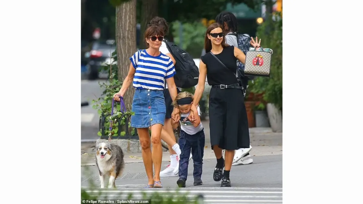  Ирина Шейк демонстрирует стильную фигуру в полностью черном наряде, наслаждаясь прогулкой с дочерью Леей в Нью-Йорке