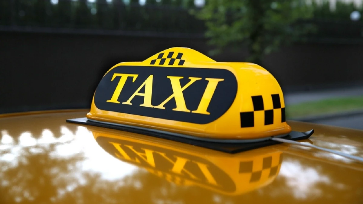 Таксист из Новосибирска пытался вымогать деньги у своих пассажирок