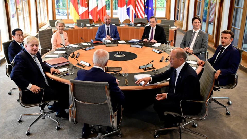 Лидеры стран G7 на первом рабочем заседании группы в баварском замке Шлосс-Эльмау, недалеко от Гармиш-Партенкирхена, Германия, 26 июня 2022 года. Фото: Джон Макдугалл/Пул через REUTERS