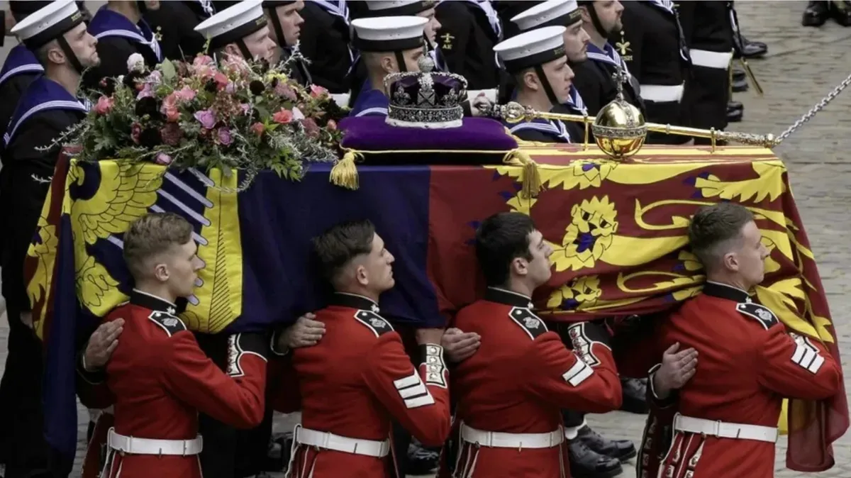 «Долой монархию!» Антиимпериалисты в Ирландии бросили в реку макет гроба Елизаветы II в день ее похорон